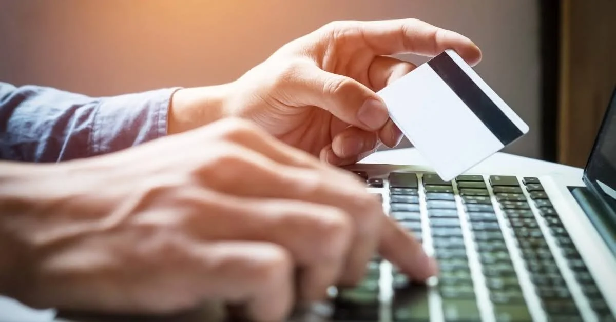 شخص يقوم بإدخال بيانات البطاقة الائتمانية