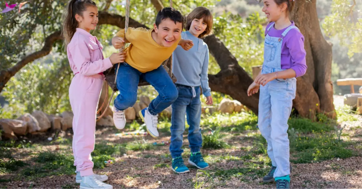 أطفال يلعبون في الحديقة