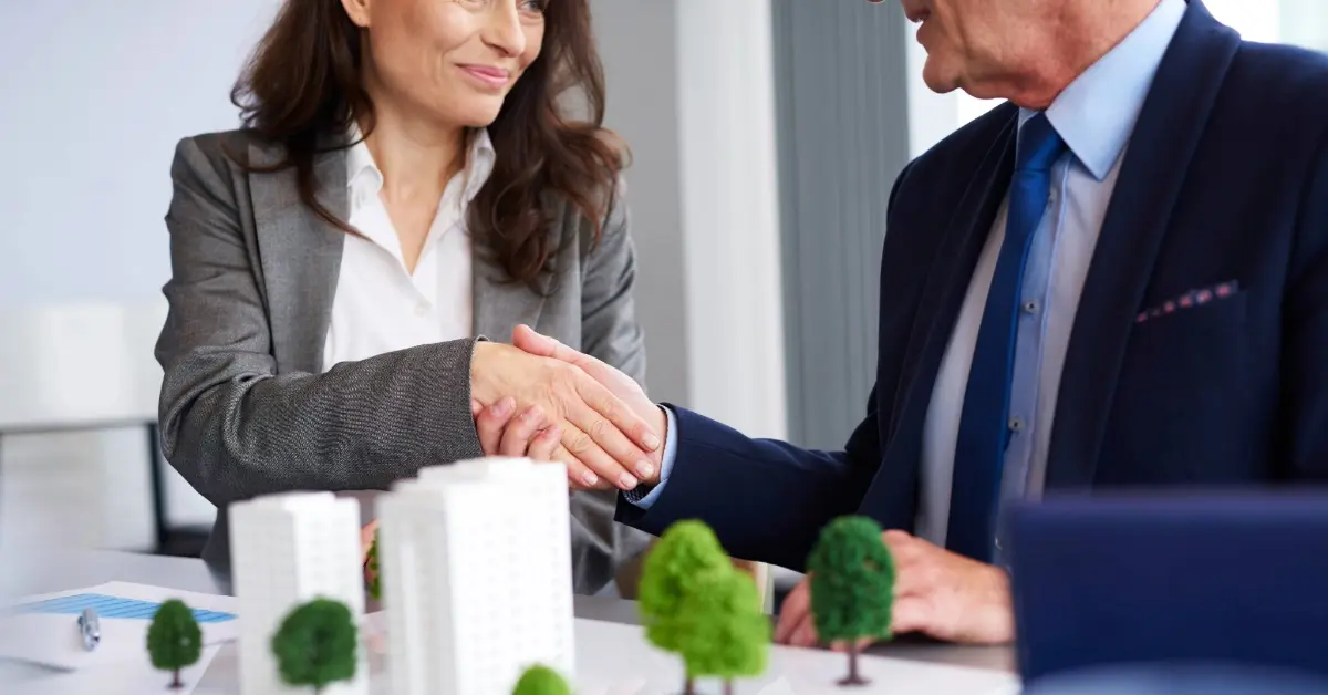 اجتماع حول العقارات