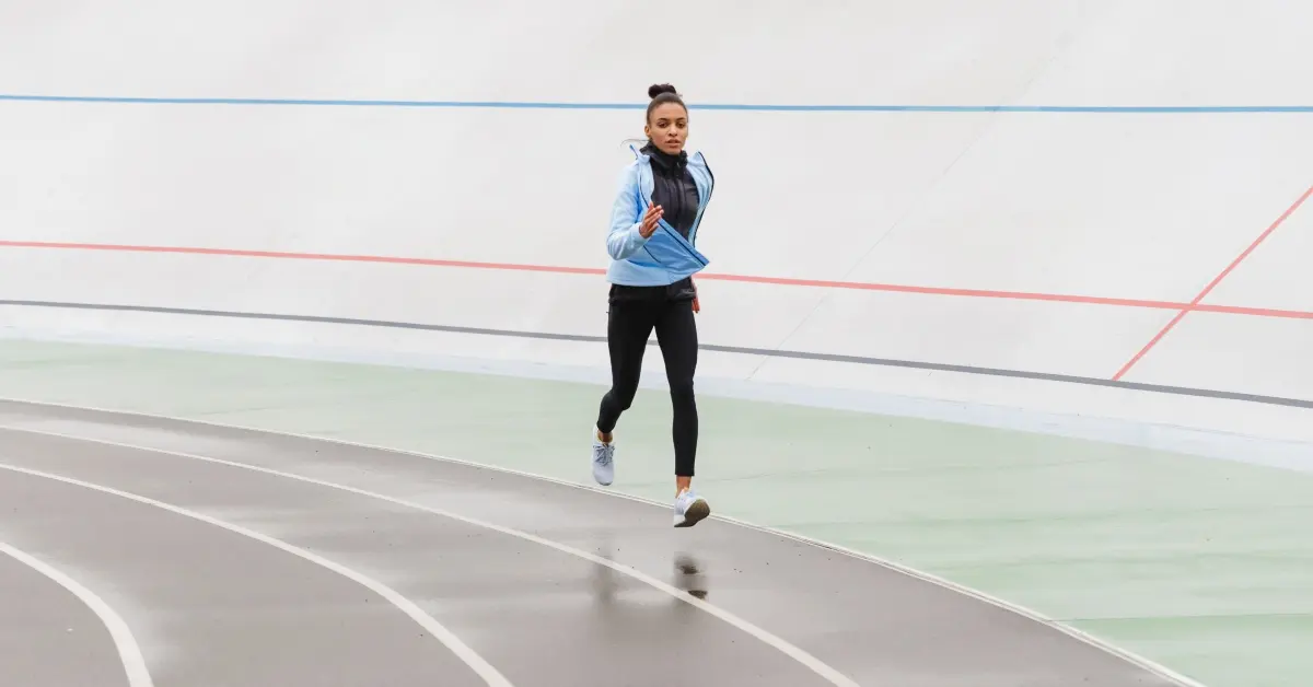 امرأة تركض في مضمار جري