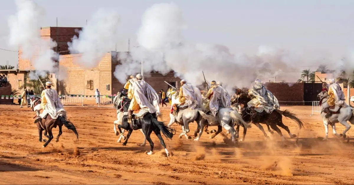 رجال يمتطون الخيول
