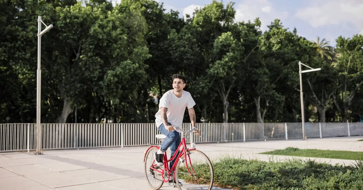 رجل يركب دراجة