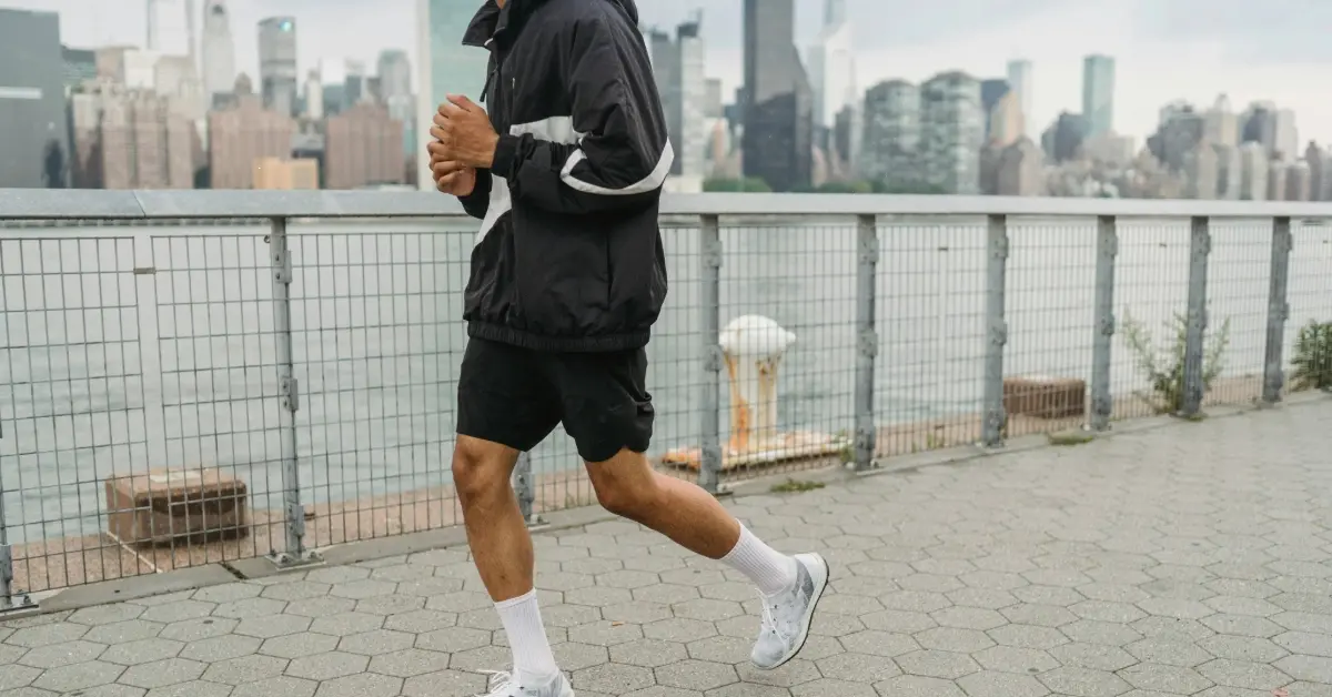 رياضي يتمرن على مضمار الركض