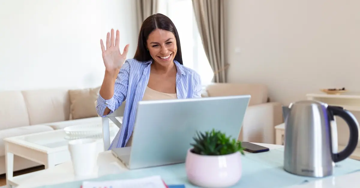 سيدة أعمال عربية شابة تعمل من مكتبها الخاص