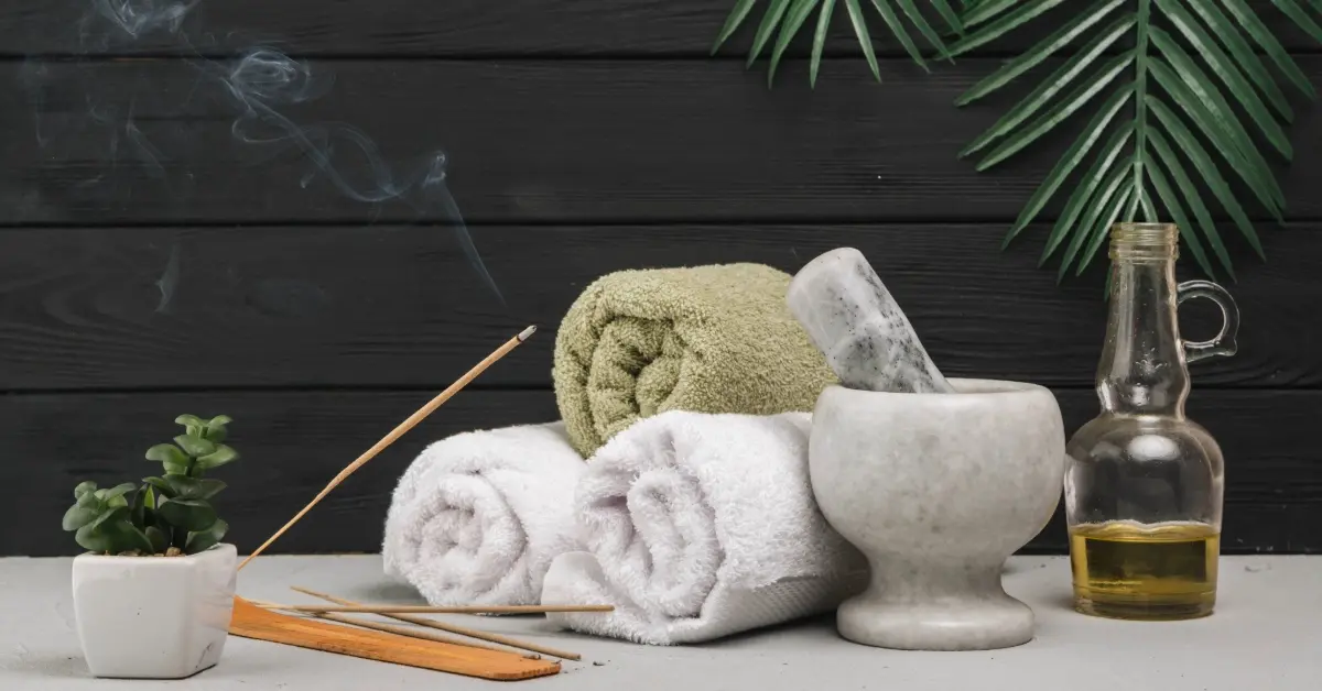 شموع مضاءة وزيوت ومستلزمات التدليك