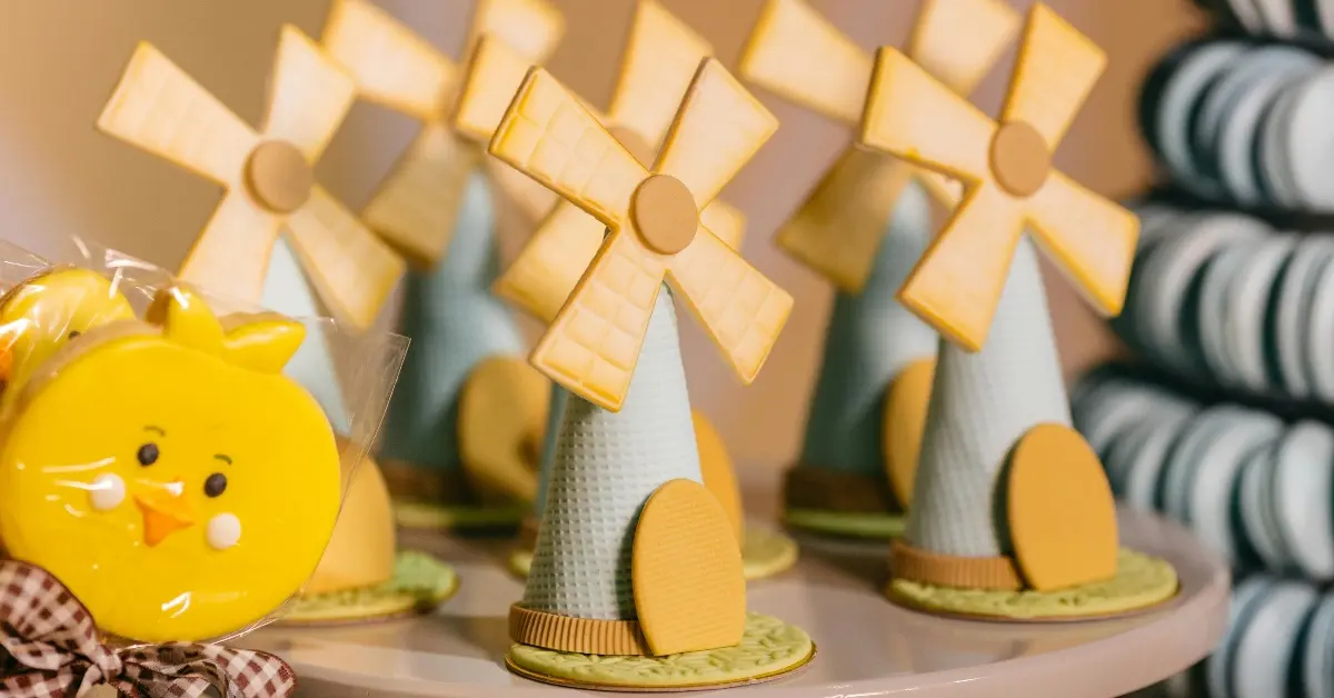 صورة توضح أفكار توزيعات حق الليلة وأشكال الحلويات والهدايا