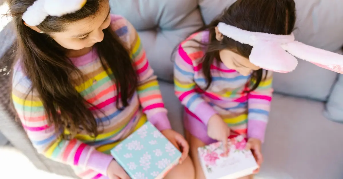 صورة توضح هدايا الأطفال و أفكار توزيعات حق الليلة