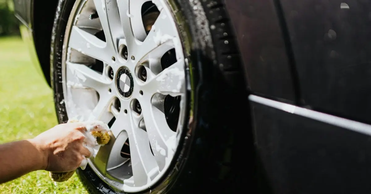 صورة لتنظيف عميق لسيارة