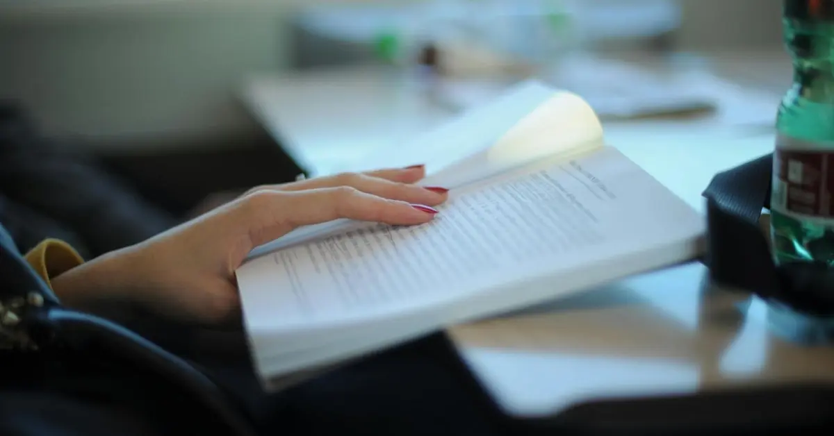 صورة لسيدة تقرأ كتاب