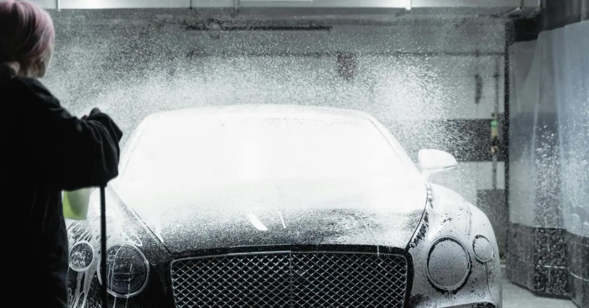 صورة لعامل يقوم بغسل سيارة في جراج خاص