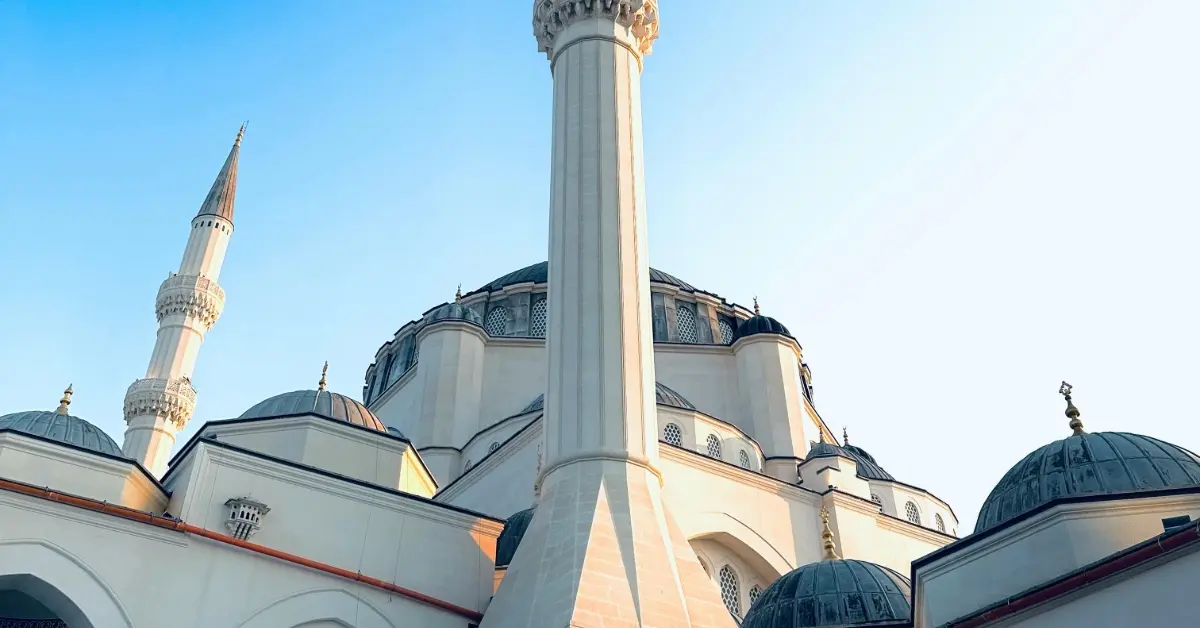 صورة لمئذنة مسجد الشارقة