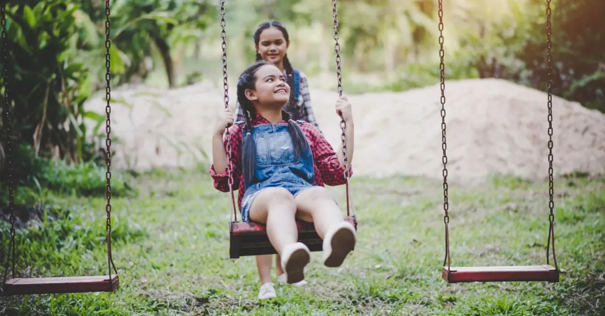 طفلتان تلعبان في المنتزه