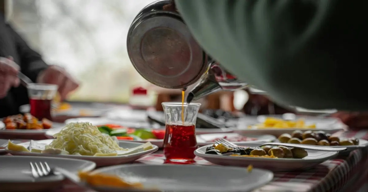 مأكولات شعبية وشاي في مهرجان الحصن في أبوظبي