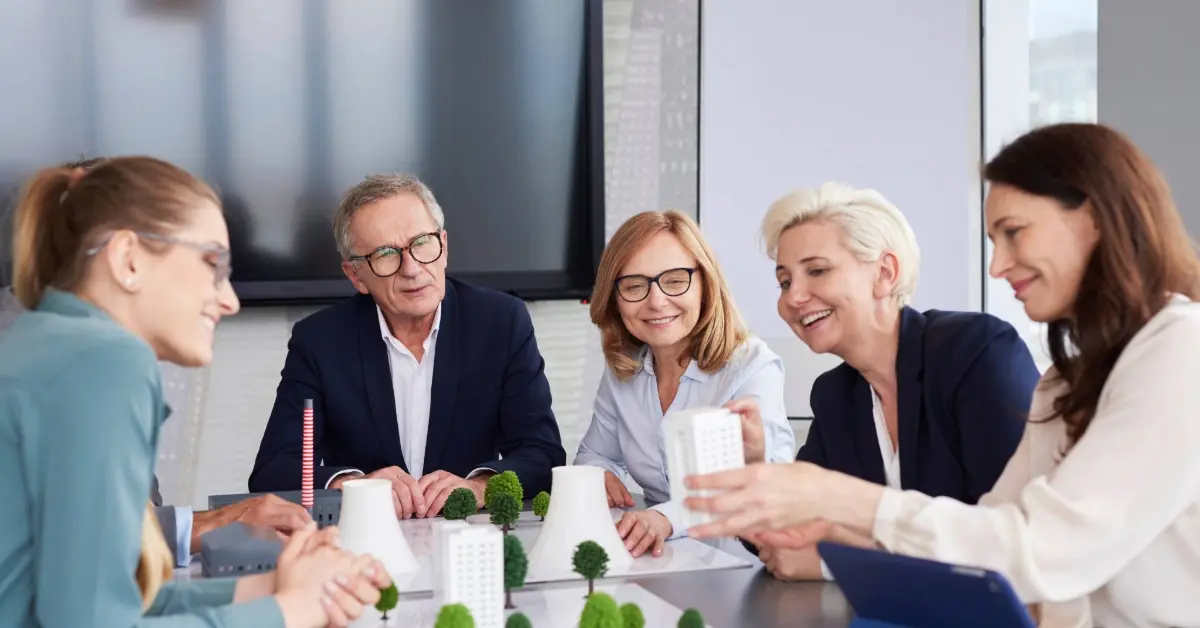 مجموعة من المستثمرين يتناقشون حول العقارات في دبي