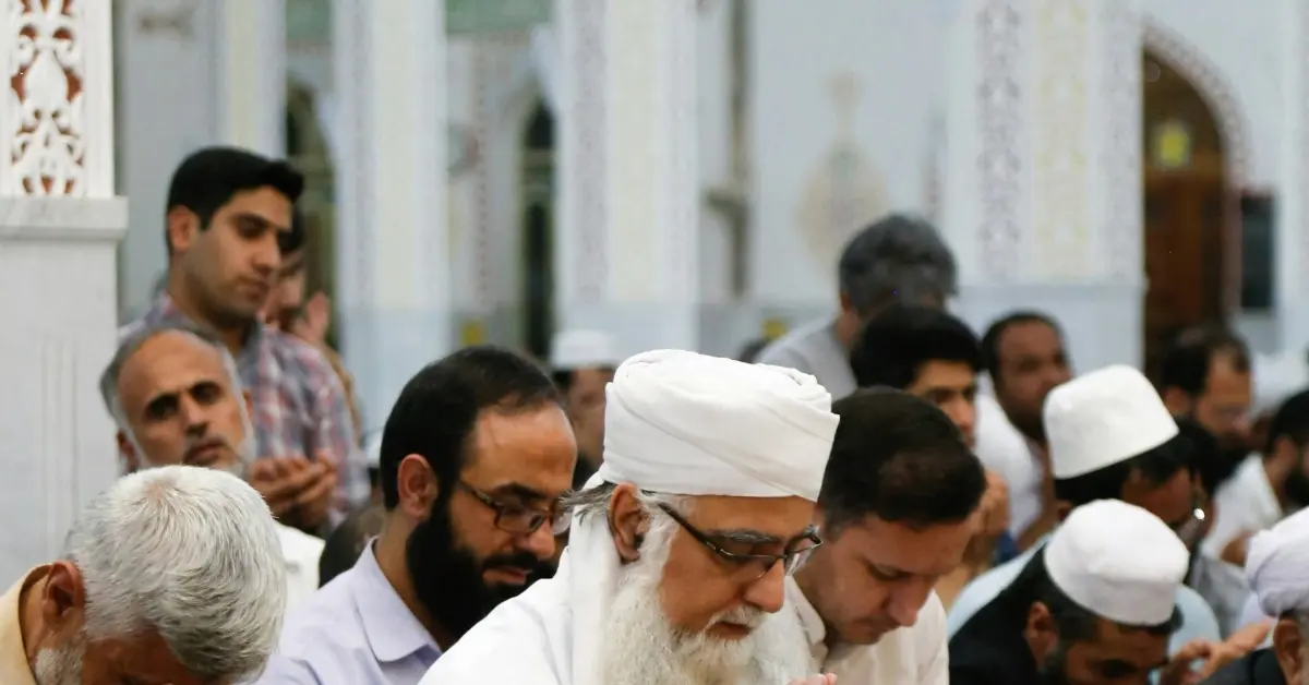 مصلون خلال الصلاة في المسجد