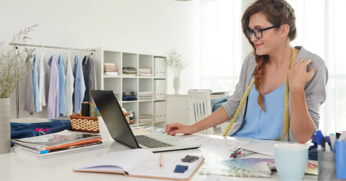 مصممة أزياء تعمل من منزلها
