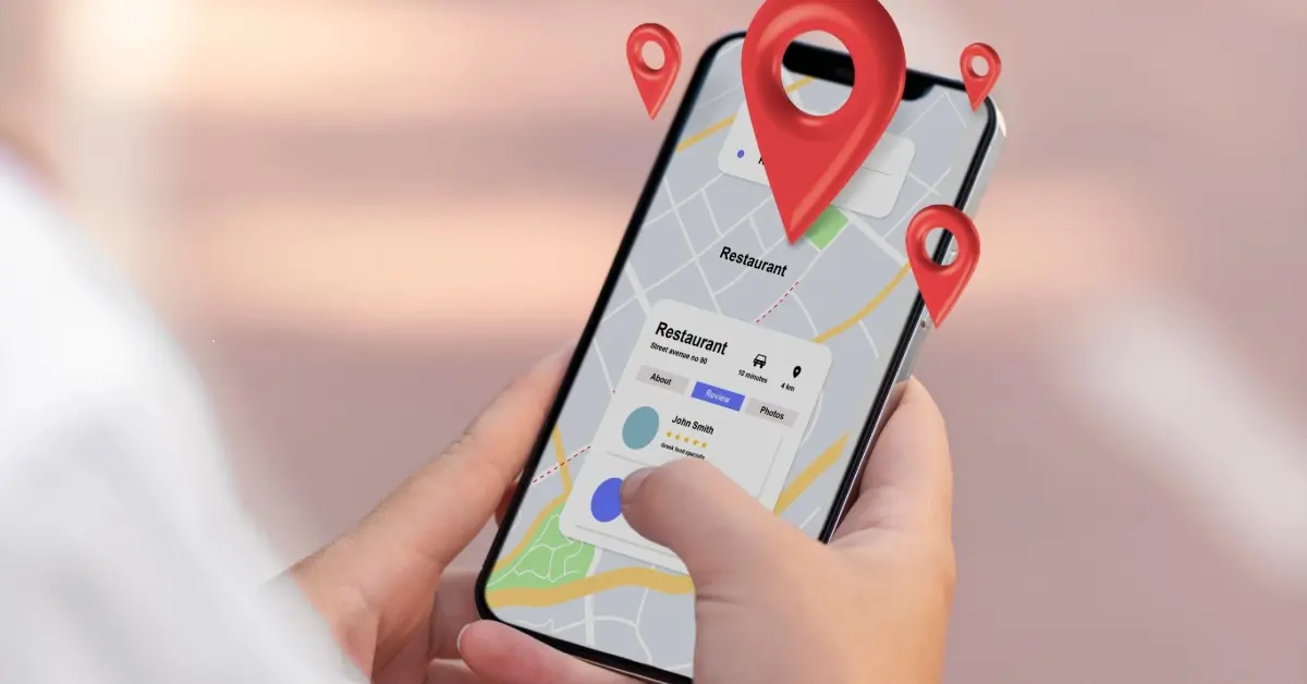 مواطن يستخدم تطبيق خرائط للوصول الى وجهته