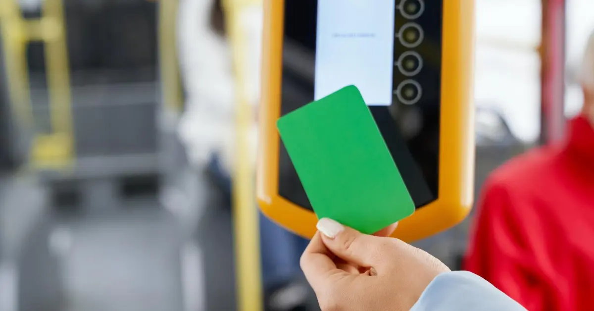 A women paying her bus ride
