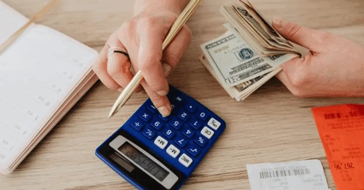 Separating expenses using a calculator using the 50/30/20 rule