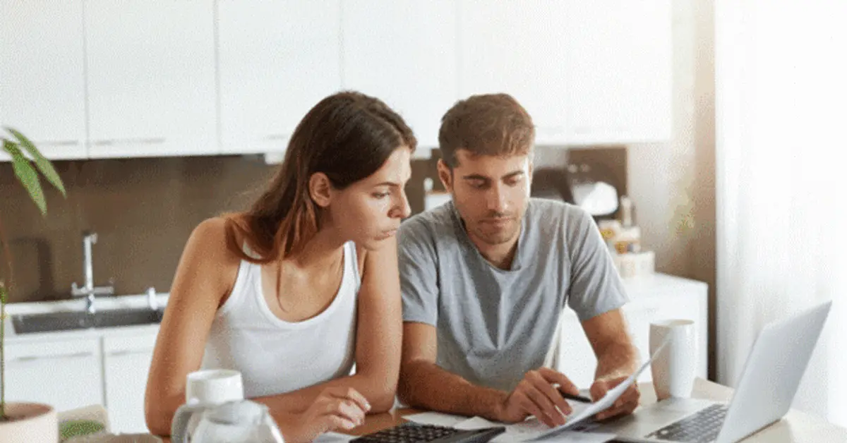 A couple planning their budget according to the 50/30/20 rule