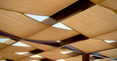 صورة مظلة في موقف سيارات في دبي