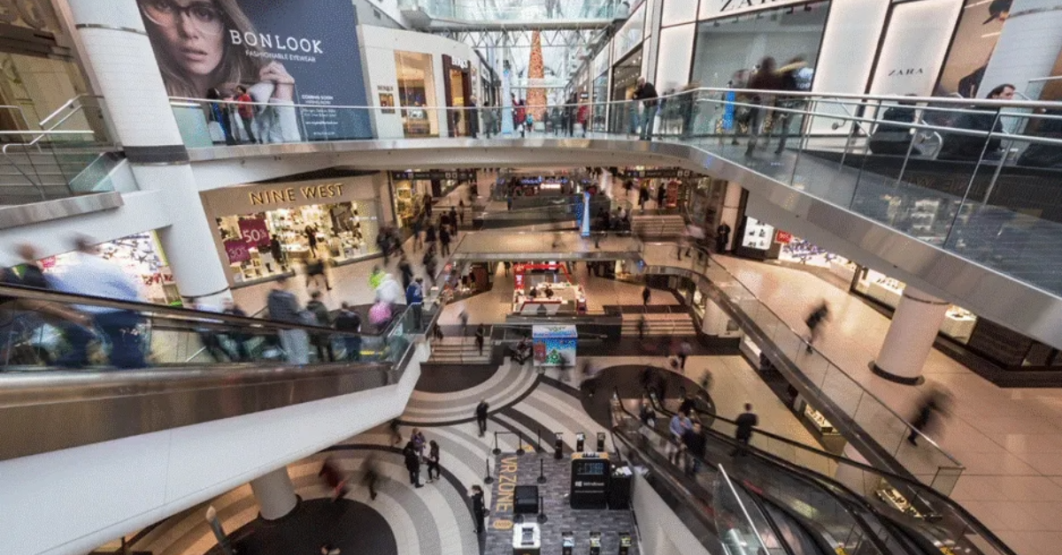 People inside the Souq Al Jami in Abu Dhabi