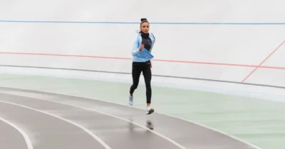 امرأة تركض في مضمار جري