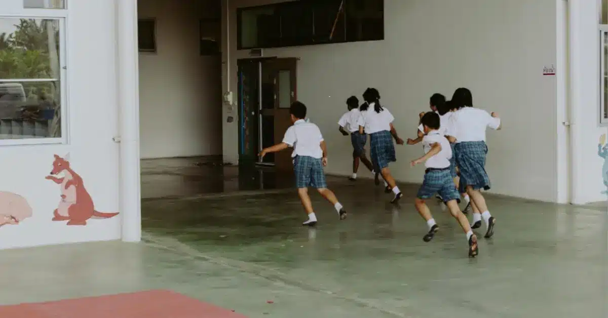 أطفال يستمتعون بوقتهم داخل المدرسة