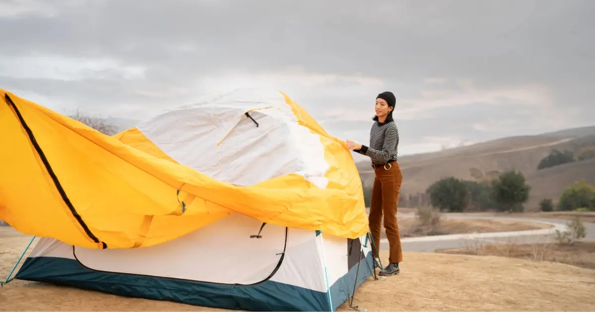 امرأة تقوم بتجهيز الخيمة