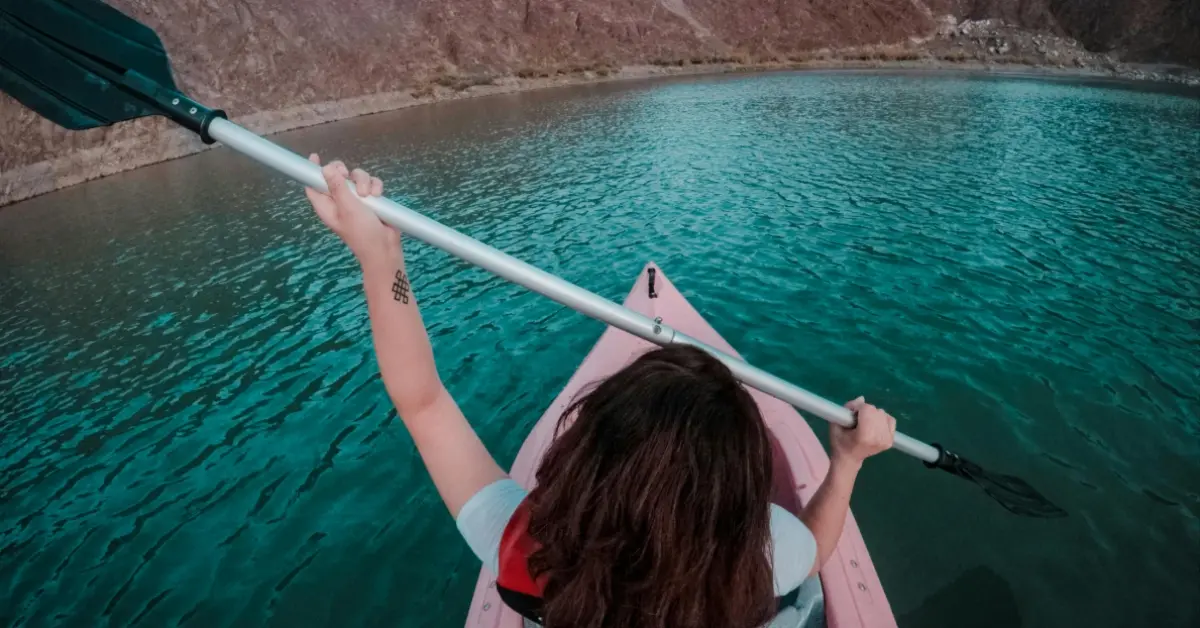 امرأة تمارس رياضة الكاياك في بحيرة بالإمارات