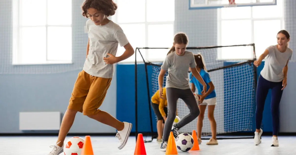 تلاميذ يقومون بأداء نشاط صيفي داخل ملعب المدرسة