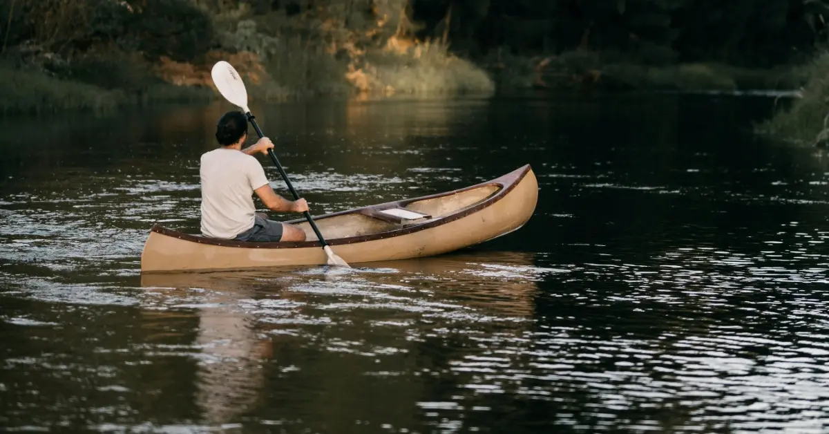 شخص يقوم بممارسة رياضة الكاياك