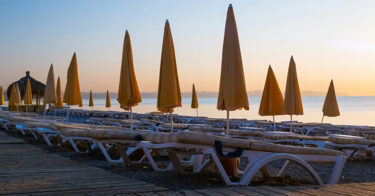 صورة توضح أماكن الاستجمام والجلسات المظللة في شاطئ الحمرية في الشارقة