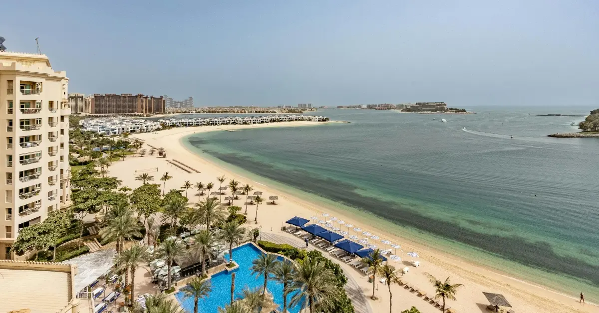 صورة توضح المرافق والخدمات في شاطئ الحمرية في الشارقة