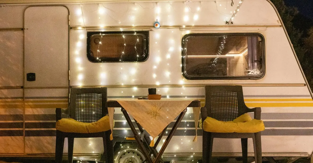 صورة توضح كيف يمكن الاستمتاع في كرفانات الزوراء ليلًا