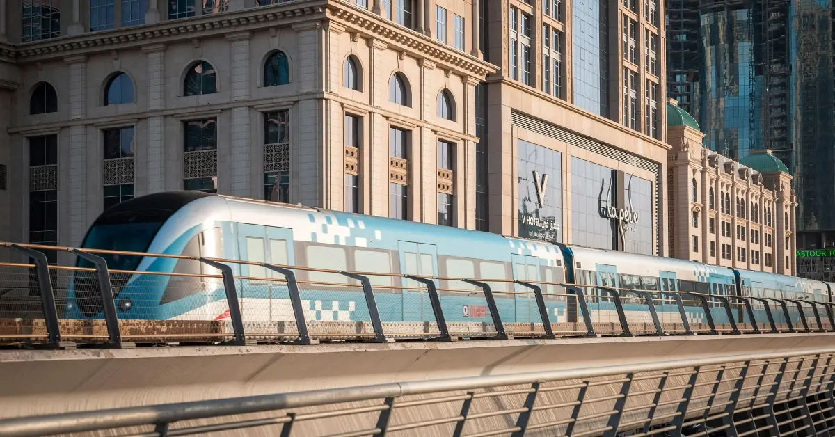 صورة توضح مترو دبي الذي يمر بمحطة الجافلية