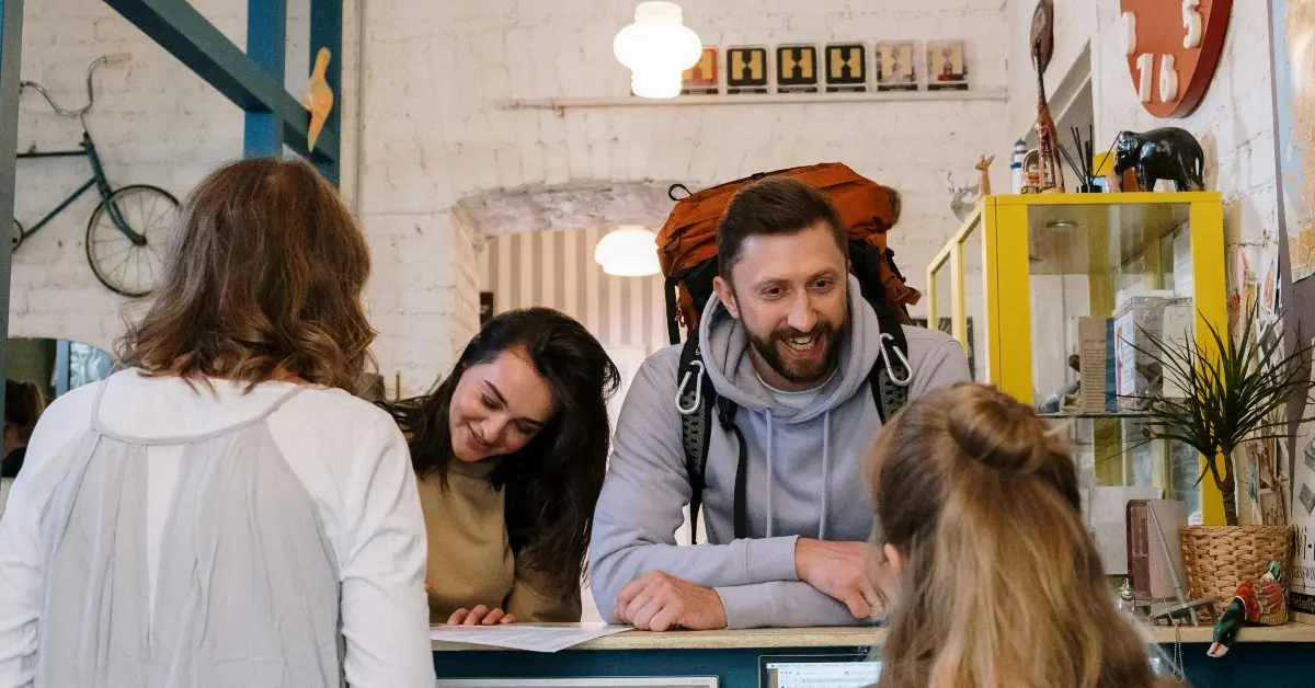 صورة توضيحية للحجز في أحد مكاتب سفريات في أبوظبي