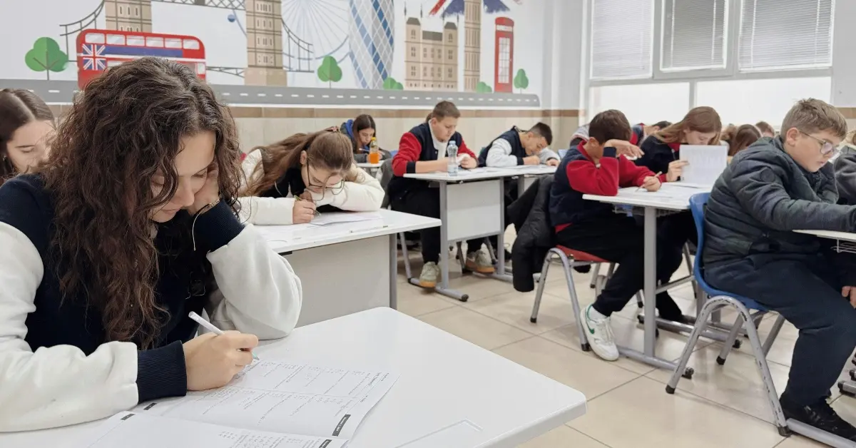 صورة توضيحية للطلاب في المدارس البريطانية في أبوظبي