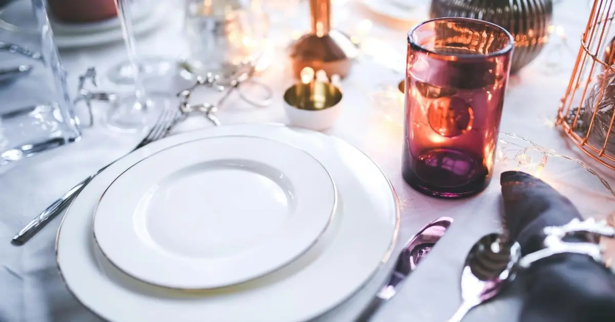 صورة لأطباق مجهزة لعشاء رومانسي