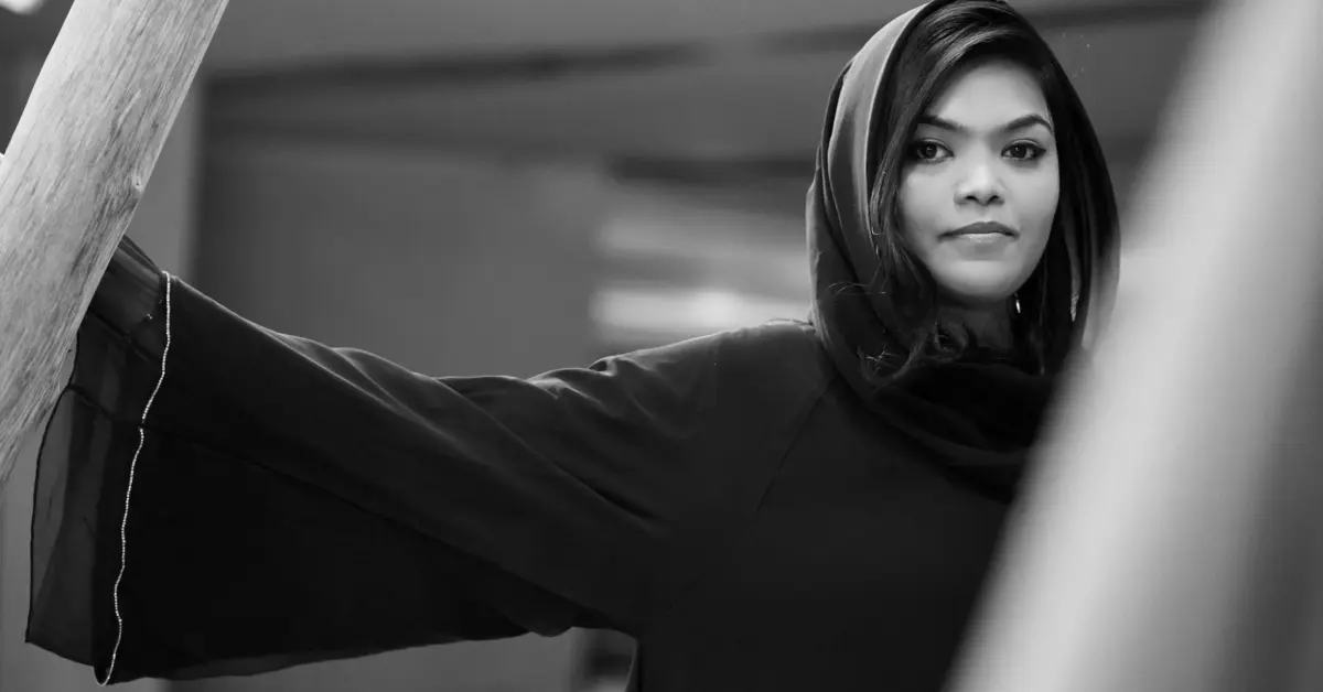 صورة لسيدة بالزي التقليدي الإماراتي