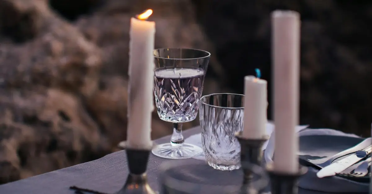 صورة لشموع وطاولة عشاء في الهواء الطلق