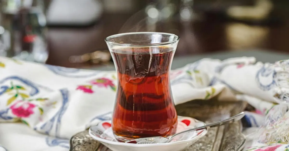 صورة لكوب من الشاي كرمز للضيافة الإماراتية