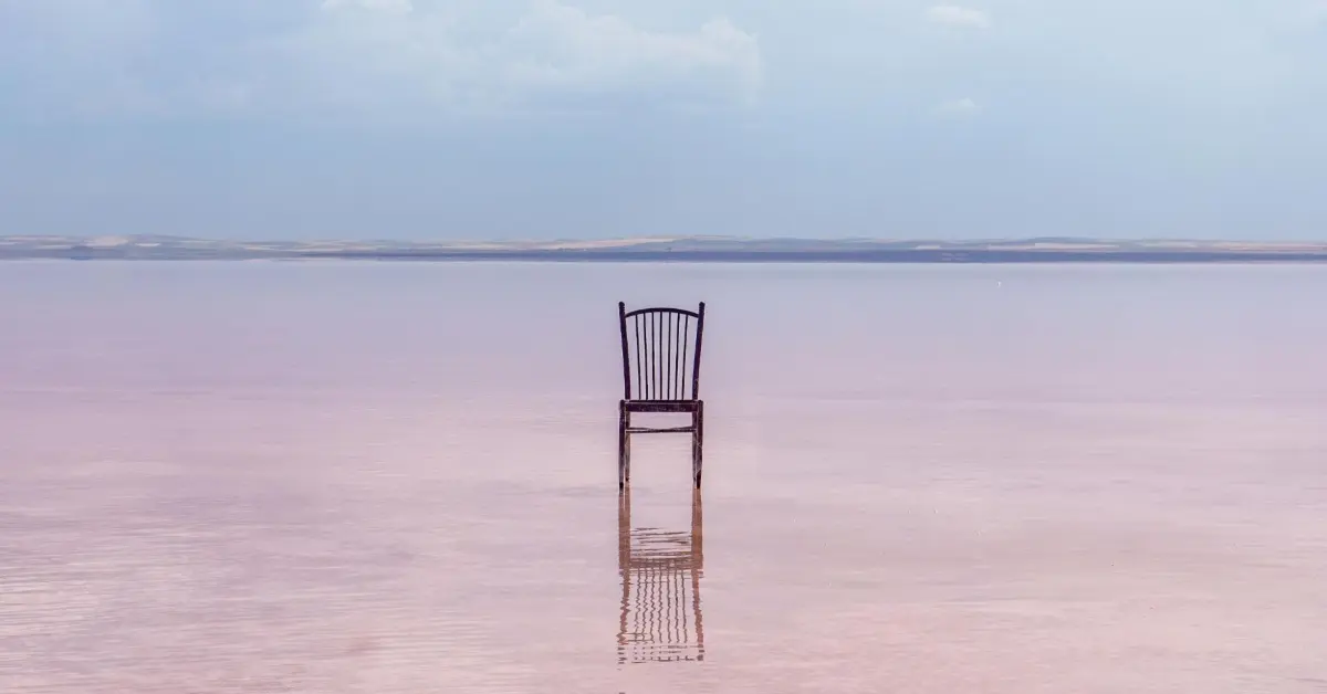 صورة للبحيرة الوردية وقت الغروب