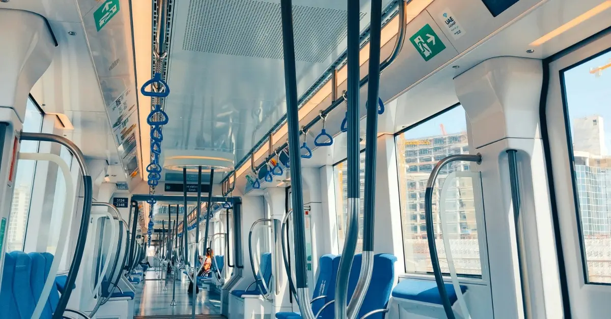 عربة مترو دبي من الداخل