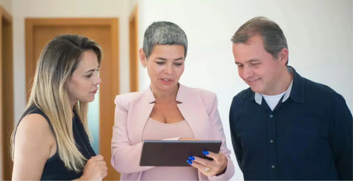 صورة لمسوقة عقارية مع عملاء