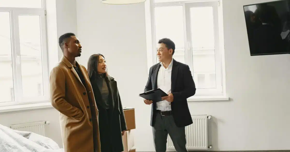 صورة لمسوق عقاري مع عملاء في منزل جديد