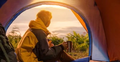 رجل يجلس داخل خيمة