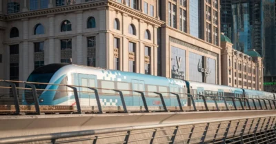 صورة توضح مترو دبي الذي يمر بمحطة الجافلية