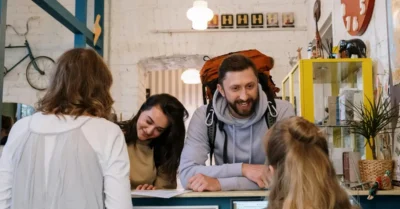 صورة توضيحية للحجز في أحد مكاتب سفريات في أبوظبي