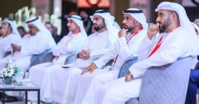 صورة لرجال بالزي الإماراتي